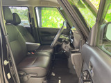運転席まわりは視界が広く、前方や左右の様子を確認しやすい空間です。ゆとりを感じる座席配置で、乗り降りもしやすく、毎日の移動を快適に過ごせます。