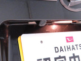 後退時に車両の後ろ側をモニター画面に表示します。車庫入れなどでバックする際に後方確認ができて便利です。車庫入れが苦手な人もこれで安心。