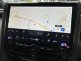 画面上に周辺の道路や現在地が表示され、目的地検索のボタンも確認できます。行き先の確認やルート設定に活用でき、慣れない場所への移動をサポートします。
