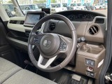 運転席まわりはメーターやナビ画面が見やすくまとまり、前方を確認しながら運転に集中しやすい配置です。落ち着いた色合いのシートと広がりのある視界で、毎日の移動も心地よくお使いいただけます。
