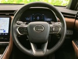 手元には複数のスイッチが配置され、運転姿勢を保ちながら各種機能へアクセスしやすい設計です。メーターやナビも視界に入り、必要な情報を確かめながら運転できます。