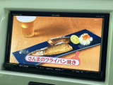 テレビ番組を画面で視聴でき、停車中の待ち時間も車内で過ごしやすくなります。映像を楽しみたい場面に活用できる装備で、画面の操作も行いやすい配置です。