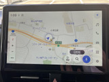 地図上の現在地や周辺道路を画面で確認でき、目的地までのルート確認に役立ちます。表示が大きく、案内内容を目で追いやすいため、日常の移動先を設定する際にも便利です。
