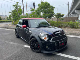ミニ ジョン・クーパー・ワークスの右前から見た外観です。車両全体のバランスが分かりやすい一枚です。