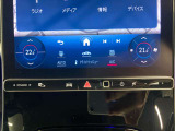 ステアリングボタンは、使いやすいデザインでございます。ステアリング付近のレバーや、ステアリングボタンで追従機能の操作も可能でございます。