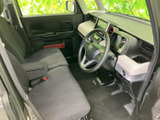 大きな窓から外の様子を確認しやすく、運転席と助手席にはゆったり座れるベンチ形状のシートを採用。足元にもゆとりがあり、毎日の乗り降りや移動を快適に支えます。