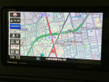 地図が画面いっぱいに表示され、現在地や周辺の道路を確認しやすいナビ画面です。目的地までの道順を調べたい時にも役立ち、初めて訪れる場所へのお出かけをサポートします。