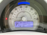 速度表示やシフト位置、燃料計などの情報が一か所にまとまり、運転中にも確認しやすいレイアウトです。必要な情報を把握しながら走行できます。