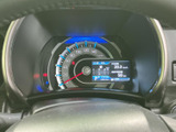 速度計とディスプレイがまとまり、走行に必要な情報を運転席から確認しやすい配置です。表示が一か所に集約されているため、日常の運転中も情報を把握しやすく実用的です。