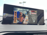 ダッシュボード中央の画面で、停車中にテレビ番組などの映像を視聴できます。待ち時間も車内で過ごしやすく、画面の見やすさや表示内容は実車でご確認ください。