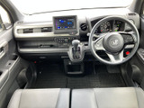 前席から手の届く位置に各種スイッチやシフトレバーがまとまり、運転席から確認しやすい配置です。表示部も目に入りやすく、日々の運転を支える車内環境です。
