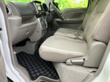 前席は明るい色合いで、座面の広さも感じられる落ち着いた室内。運転席から前方を見渡しやすく、助手席の方もゆったり座れるため、日々の移動に使いやすい空間です。