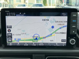 地図を大きく表示し、現在地や周辺の道路を確認しやすい画面です。目的地までのルート確認に役立ち、画面脇のボタンやダイヤルから必要な項目へアクセスできます。
