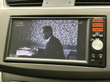 テレビ番組を画面で視聴できる装備です。停車中の待ち時間などに映像を楽しめ、画面には時刻も表示されています。日常の便利な機能としてご活用ください。