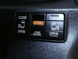 【電動スライドドアボタン】 車内からも開閉可能なスライドドアスイッチが付いています☆ (^_-)-☆ お荷物を抱えてドアが開けられないなんて事もありますよね!そんなお連れ様にも喜ばれる♪親切な機能です
