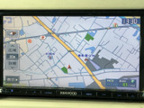 地図画面では現在地周辺の道路や施設を確認でき、目的地までのルート確認に役立ちます。画面上の表示も見やすく、日常のお出かけをサポートしてくれます。