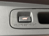 【パワーバックドア】スマートキーや運転席のボタンを押すだけでリアゲートが自動で開閉します!荷物を持っている時や、高い位置にあるバックドアを閉める際に便利な機能です♪