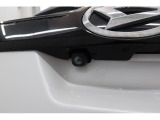 バックカメラ付きで後方視界を確保します。