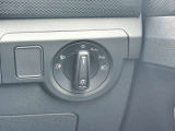 周囲の明るさに応じて自動点灯・消灯するオートライト機能を備えたダイヤル式ライトスイッチ。フロント/リヤフォグランプの操作も行えます。