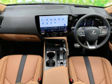 運転席から見渡せる室内には、大型のディスプレイや各種操作部がまとまり、必要な情報を確認しやすいレイアウトです。毎日の乗り降りも快適にお使いいただけます。