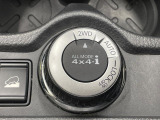 【オールモード4&times;4】2WD/4WDモードを手軽に切り替え可能。燃費重視の2WD、スタック時に役立つLOCK、AUTOモードでは4WDの配分を自動で調整し、路面状況を問わず安定した走りをサポート。