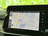 現在地周辺の道路や施設が地図上に表示され、画面を見ながら位置関係を把握しやすい構成です。目的地までの道順を確認する際にも役立ちます。