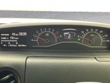 速度やエンジン回転数、燃料残量などを運転席から確認できる配置です。中央の表示部には航続可能距離なども示され、走行中に必要な情報を把握しやすくなっています。