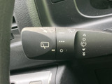 ワイパー操作の位置や表示がレバー上にまとまり、運転席から手元で確認しやすい設計です。雨天時など天候の変化に合わせた操作に役立ち、前後のワイパーを使い分ける場面にも便利です。
