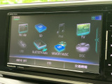 FM・AMやSD、USB、Bluetooth Audioなど、複数の音源を選べるメニューを表示。利用したい項目を画面で確認しやすく、毎日の移動に役立ちます。