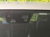 【衝突軽減装置】走行中に前方の車両等を認識し、衝突しそうな時は警報とブレーキで衝突回避と被害軽減をアシスト。より安全にドライブをお楽しみいただけます。