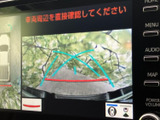後方の様子とガイドラインを画面で確認でき、駐車時の周囲確認をサポートします。車両の近くを目で確かめながら操作できるため、車庫入れの際にも便利です。