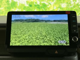 画面でテレビ映像を楽しめる装備です。お出かけ先での待ち時間など、停車中に映像を視聴でき、車内で過ごす時間をより快適に活用できます。操作部も画面の横にまとまり、扱いやすい構成です。
