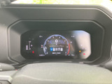 中央のデジタル表示を中心に、速度や各種車両情報がまとめられています。必要な情報を運転席から確認しやすく、表示内容が整理されているため日常の運転時にも便利です。