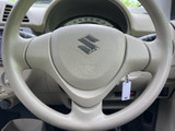 手になじみやすい形状で、運転中に握る位置をつかみやすいステアリングです。メーターや周辺のスイッチ類との位置関係も確認しやすく、毎日の運転で扱いやすさを感じられます。