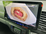テレビ番組を画面に表示でき、停車中の休憩時間などに映像を楽しめます。大きく見やすい画面で、車内で過ごすひとときに彩りを添えてくれる便利な装備です。