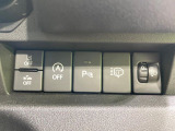 【車線逸脱警報】道路上の白(黄)線を認識し、意図せず走行中の車線からはみ出しそうになった時、メーター内の警告灯とブザーで注意喚起してくれる安心・安全機能です♪