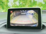 後方の様子を画面で確認しながら駐車でき、車庫入れや狭い場所での後退をサポートします。ガイド線も表示されるため、車両の向きや駐車位置を確認しながら操作できます。