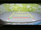 後方の様子とガイドラインを画面で確認でき、駐車時に周囲との距離感をつかむ目安になります。目視と併用して後退をサポートする、日常の車庫入れに心強い装備です。