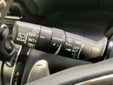 表示がレバー上にまとめられており、操作内容を確認しやすい配置です。運転席から手を伸ばしやすく、天候の変化に合わせた操作を行う際にも便利にお使いいただけます。