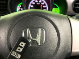 【Hondaスマートキー】カバンやポケットに入れたままでもドアの施錠・解錠が可能なスマートキーを装備。エンジンのオン・オフ時もカギを取り出す必要が無いからとっても便利です♪