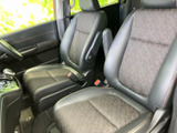 前席は身体を包み込む形状で、運転席と助手席それぞれに落ち着いて座れます。窓からの視界も広がり、乗り降りの際にも室内の様子を確認しやすい、使い勝手のよい空間です。