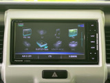 FM・AMや各種メディアの選択肢が画面に並び、使いたい音源を確認しやすい仕様です。表示を見ながら選べるため、日常の移動中も好みの音楽を楽しめます。