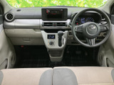 運転席まわりはメーターやセンターパネルが見渡しやすく、前方の視界もすっきりと確保されています。明るい色調のシートは座面の配色も特徴的で、毎日の移動を快適に過ごせる空間です。