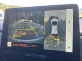 後方の映像に加え、車両を上から見た表示と目安線も確認できます。駐車時に周囲との距離を把握しやすく、切り返しや後退時の確認をサポートします。