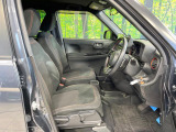 運転席まわりには十分なスペースがあり、大柄な方でもゆったり運転していただける環境です。