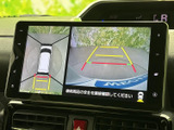 後方の映像に加えて車両周辺を上から見た表示もあり、駐車時に周囲との距離を確認する目安になります。画面のガイドも参考にでき、車庫入れや縦列駐車の際に心強い装備です。