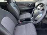 前席は運転席と助手席が並び、シートの柄が室内にさりげないアクセントを添えています。ドア側まで見渡しやすく、日常の乗り降りにも配慮された落ち着きのある空間です。