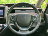 手元に複数のスイッチを備え、運転姿勢を保ったまま各種操作にアクセスしやすい配置です。視線移動を抑えやすく、日々の運転をサポートします。