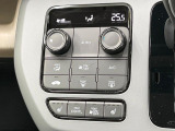 【オートエアコン】一度お好みの温度に設定すれば、車内の温度を検知し風量や温度を自動で調整。暑い&hellip;寒い&hellip;と何度もスイッチ操作をする必要はありません。快適な車内空間には必須の機能ですね♪