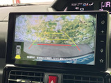 後退時の映像に目安のラインが表示され、周囲の確認をサポートします。駐車場で車庫入れをする際にも画面を見ながら状況を把握しやすく、日々の運転に役立ちます。